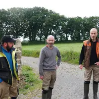 Laurent Abily (à gauche) et ses deux frères ont opté pour une litière mixte paille et copeaux. « Les copeaux sont une litière saine et drainante qui p
