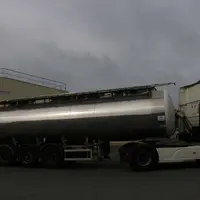 Camion de collecte sur un site breton de Lactalis