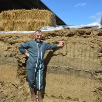 Denis Battaglia, éleveur laitier en Meurthe-et-Moselle, devant son silo de maïs
