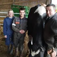 Didier Fontaine, polyculteur éleveur dans la Sarthe, avec deux jeunes