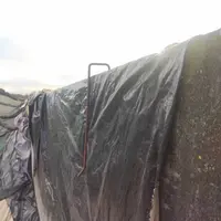 fer à béton sur un mur de silo