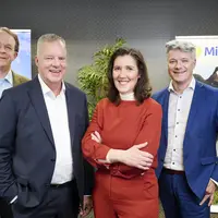 De gauche à droite: Jan Karnebeeck, CEO FrieslandCampina; Sybren Attema, Président FrieslandCampina; Betty Eekchaut, Président Milcobel et Peter Gruge