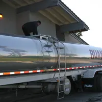 Camion de collecte du lait en Californie dans un élevage laitier aux États-Unis.