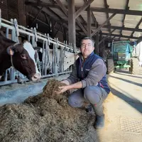 Daniel Guignand, auprès de ces vaches laitières en stabulation