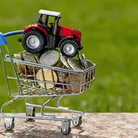 tracteur miniature dans un caddy miniature rempli de pièces