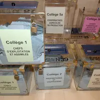 urnes contenant les bulletins de vote des differents collèges
