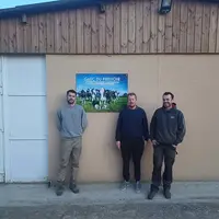 <em class="placeholder">Les trois agriculteurs associés du Gaec du pressoir dans la Sarthe</em>
