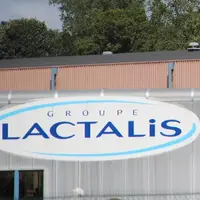 logo lactalis sur une façade d'usine