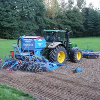 tracteur et matériel de préparation du sol