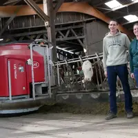 <em class="placeholder">franck et émilie hivert devant leur robot alimentation en bio en mayenne</em>