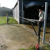 Franck Hivert, du Gaec Hivert en Mayenne, a installé un moteur de portail de garage sur des cannes à pêche qui servent de barrières pour l’accès des v
