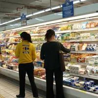 Grande surface en Asie . Achat de fromages dans un magasin Carrefour Ã  ShanghaÃ¯ . Consommation , alimentation des Chinois .