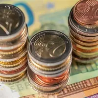 pièces de monnaie et billets