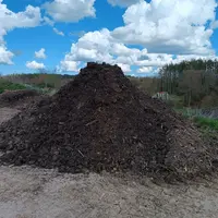 tas de déchets verts compostés