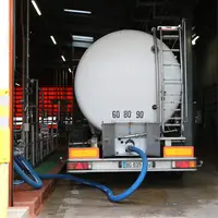 Camion de collecte en train de dépoter, livrer, du lait de vache sur un site de Lactalis