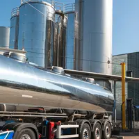 camion de collecte dans une usine de transformation laitière