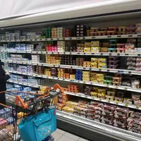 rayon de supermarché avec des produits laitiers ultra-frais