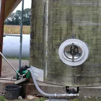 cuve de stockage d'aliment liquide pour des bovins, sur une ferme