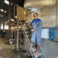 Gilles Bonnet, éleveur dans le Tarn, sur son escalier fait maison