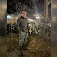 Un éleveur équipé d'un capteur qui mesure le temps de travail dans sa stabulation.