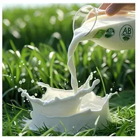 lait coulant sur une prairie avec logo AB