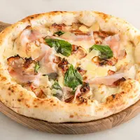 pizza à base de crème fraîche et mozzarella
