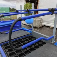 Logette DeLaval (identique à celle de MS Schippers)  combine deux tubes creux reliés par une anse en caoutchouc.