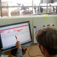 Robot de traite sur l'exploitation de Denis et Mickaël Arnoult, à Lainsecq. Suivi des opérations sur l'écran de l 