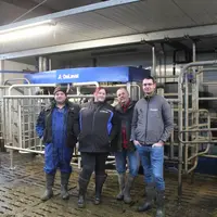 <em class="placeholder">Éleveurs et leur conseiller devant les robots de traite</em>