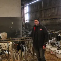 <em class="placeholder">Eleveur dans la nurserie, avec des veaux en parcs collectifs</em>