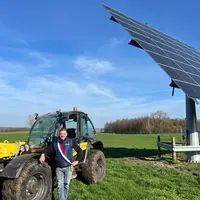 <em class="placeholder">Agriculteur maire dans une prairie devant son télescopique et un traqueur </em>