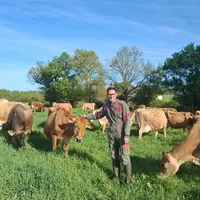 <em class="placeholder">Gilles Onillon, éleveur laitier, dans une prairie avec ses vaches Jersiaises</em>