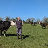 <em class="placeholder">Ludovic André avec ses vaches au pâturage</em>