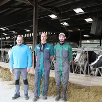 <em class="placeholder">Xavier Bruneau (au centre), avec Philippe Fradin (à gauche), un de ses associés, et Mathis Maillet, apprenti. au Gaec La Vergn