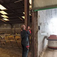Le rideau se relève grâce à un système de poulie