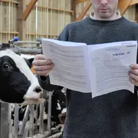 éleveur qui lit son contrat