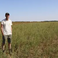Joris Soenen, éleveur laitier dans une prairie dans laquelle du stock sur pied a été réalisé