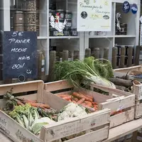 Légumes en vente devant un magasin