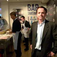 Inauguration du bar éphémère
imaginé par Philadelphia
pour communiquer sur
ses préparations à tartiner.
À droite, Fabien Razac,
directeur des cat