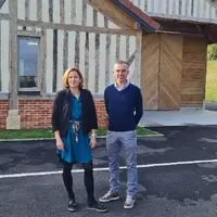 Stéphanie et Xavier Cassigneul devant la nouvelle fromagerie à Camembert