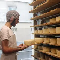 Ancien salarié du Cnaol, Paul Zindy se lance dans la fabrication
à Paris d’un fromage au lait cru à partir de lait cru collecté
à proximité. La cave