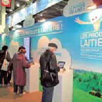Stand Cniel : Le nuage de lait et ses cinq bornes tactiles interactives
ont permis aux visiteurs d’accéder aux réseaux sociaux
de l’interprofession
