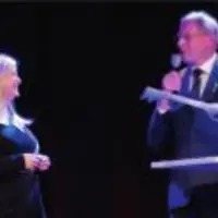 Judith Bryans recevant les clés de
la présidence de la FIL du directeur
de NZO, Jan Maarten Vrij.