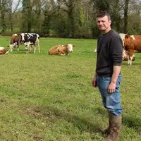 À la Ferme de la Futaie, René Bigot (à gauche) avec Nathalie
et Frédéric Mallet. Le cahier des charges du réseau implique plus de 70 % de la ration e