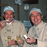 Laurent Mons (à droite) conseille de déguster par exemple du laguiole affiné 7 mois avec du champagne blanc de blancs
millésimé, du chaource et du ch