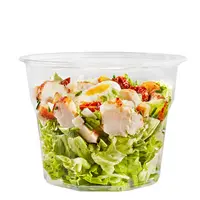 Les tranchettes de filet de poulet rôti s'intègrent dans la salade Caesar de Pomme de pain.