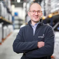 Le directeur industriel de Sabarot, Thomas Morin, suit de près la mise en place de l'intralogistique sur le site.
