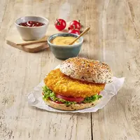 En remplaçant le boeuf par du poulet dans le burger, le restaurant diminue son coût de revient, relève la qualité nutritionnelle et améliore le bilan