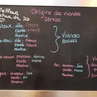 Dans une petite ville de Seine-et-Marne, l'origine des viandes est indiquée, sauf pour le poulet.