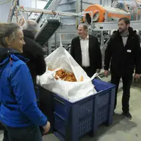 Devant un sac d'écarts de tri, de gauche à droite, Carine Thierry, agricultrice, ex-présidente de  Coopérative Bio d’Île-de-France, Marc Chauvin, prés